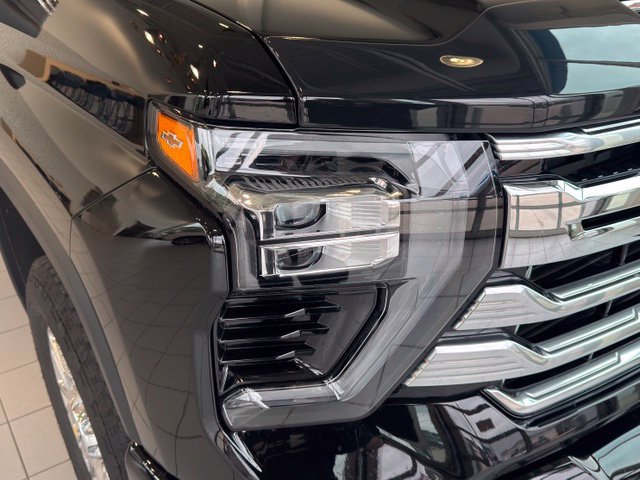 Used 2025 Chevrolet Silverado 3500 High Country w/ Technology Package AWD/4WD image 42