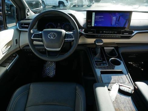 Certified 2025 Toyota Sienna Platinum AWD/4WD image 12