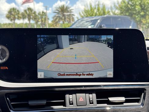 Used 2025 Lexus ES 300h w/ Premium Package FWD image 23