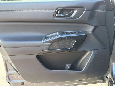 Used 2025 Nissan Pathfinder S FWD image 14