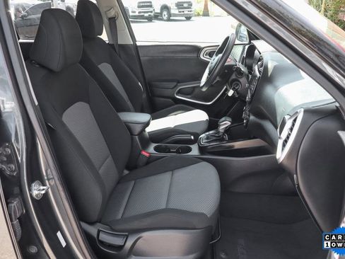 Used 2023 Kia Soul LX image 29