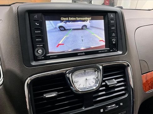 Used 2016 Chrysler Town & Country Touring-L image 14