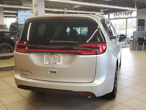 New 2026 Chrysler Pacifica Select image 2