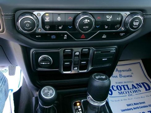 Used 2025 Jeep Wrangler Sahara image 13