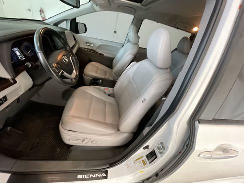 Used 2020 Toyota Sienna XLE w/ XLE Navigation Package AWD/4WD image 11