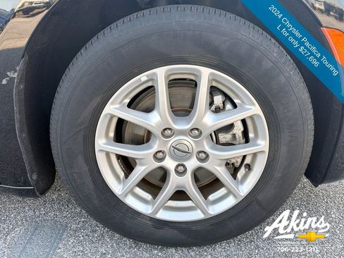 Used 2024 Chrysler Pacifica Touring-L FWD image 12