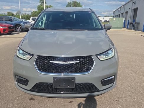 Used 2023 Chrysler Pacifica Touring-L FWD image 9