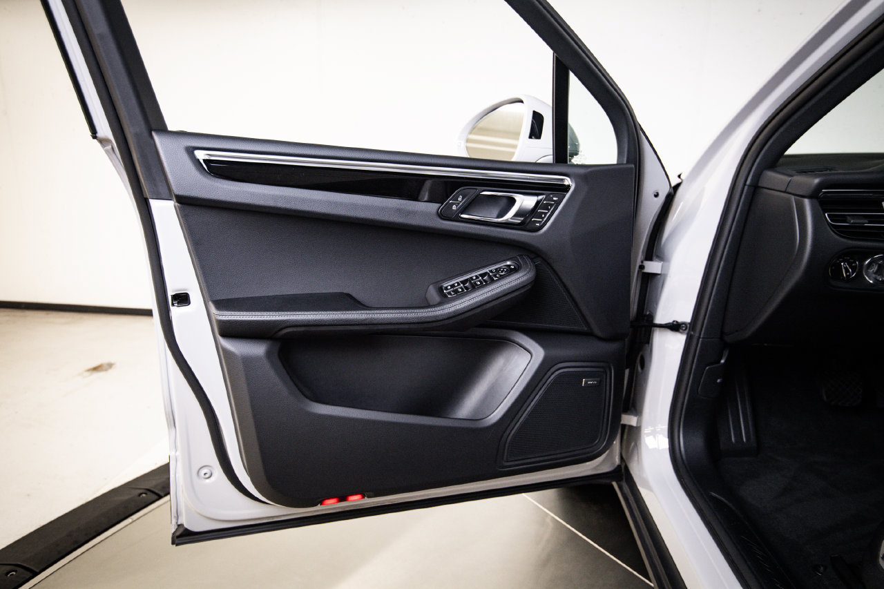 Certified 2025 Porsche Macan AWD/4WD image 22