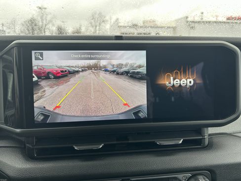 Used 2024 Jeep Gladiator Sport image 14