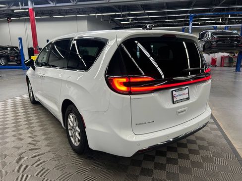 Used 2024 Chrysler Pacifica Touring-L FWD image 5