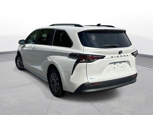 Certified 2026 Toyota Sienna XLE FWD image 8