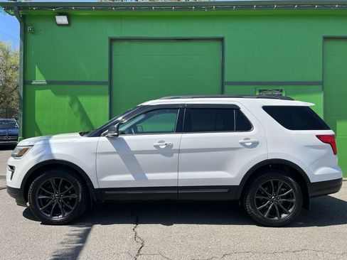 Used 2018 Ford Explorer XLT w/ Equipment Group 202A image 6
