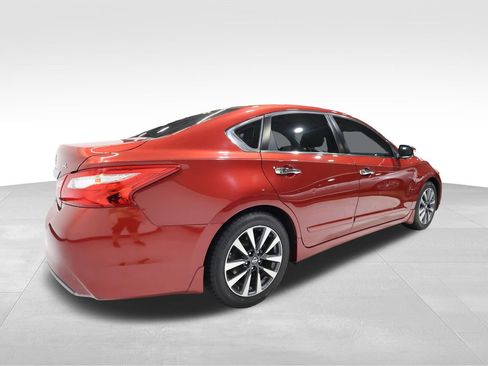 Used 2017 Nissan Altima 2.5 SL w/ 2.5 Technology Package FWD image 3
