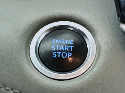 Used 2020 Toyota Highlander XLE FWD image 19