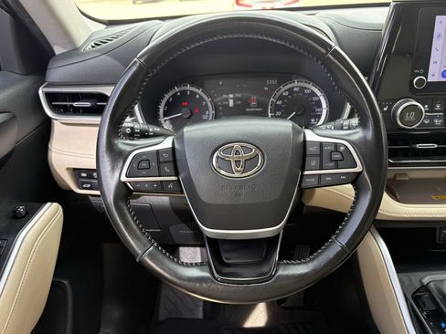 Used 2023 Toyota Highlander XLE FWD image 15
