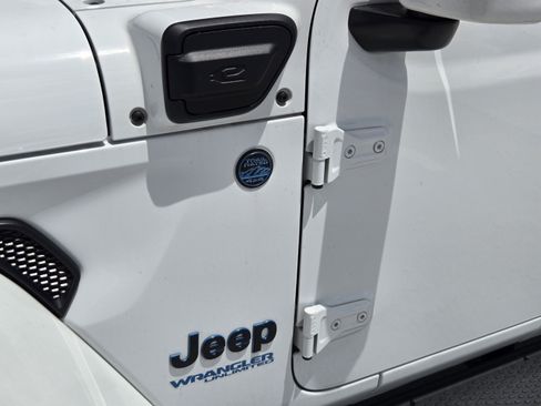 Used 2022 Jeep Wrangler Unlimited Sahara AWD/4WD image 28