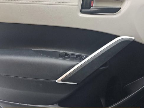 Used 2023 Toyota Corolla Cross LE image 5