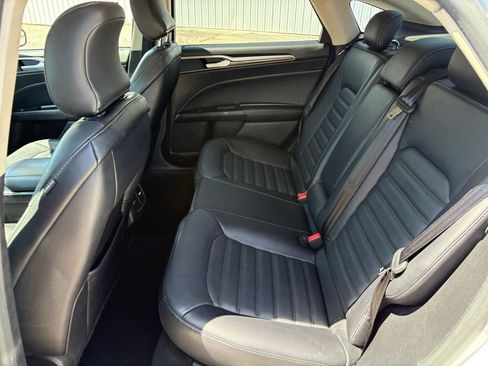 Used 2017 Ford Fusion SE w/ Fusion SE Technology Package FWD image 12