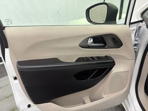 Used 2023 Chrysler Pacifica Touring-L FWD image 11