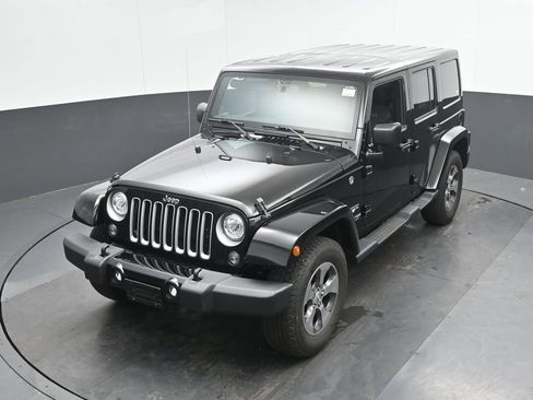 Used 2018 Jeep Wrangler Unlimited Sahara w/ Connectivity Group AWD/4WD image 31