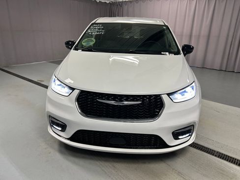 Used 2024 Chrysler Pacifica Touring-L image 2