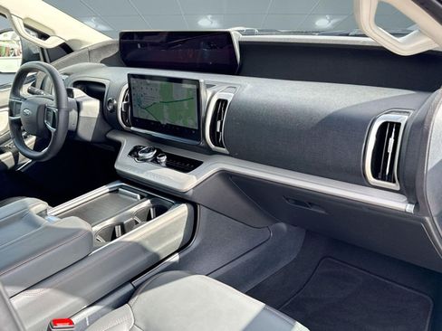 Used 2025 Ford Expedition Active image 31