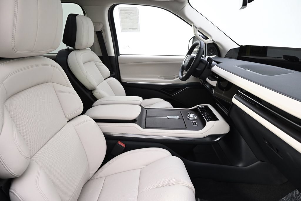 New 2027 Lincoln Navigator Reserve w/ Jet Appearance Package AWD/4WD image 16