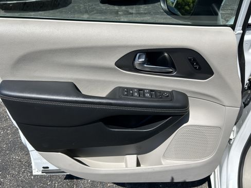 Used 2023 Chrysler Pacifica Touring-L FWD image 14
