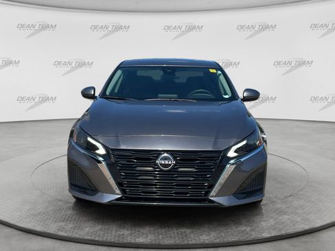 Used 2023 Nissan Altima 2.5 SV FWD image 2