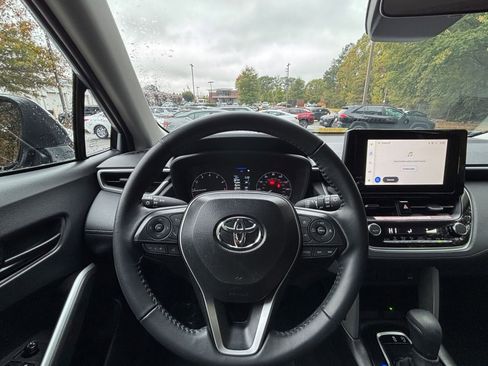 Used 2025 Toyota Corolla Cross LE image 34