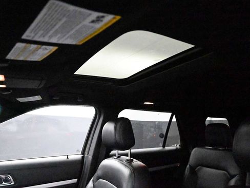 Used 2016 Ford Explorer XLT w/ Equipment Group 202A AWD/4WD image 21