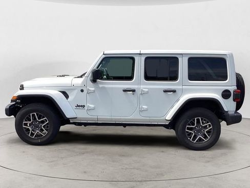 Used 2025 Jeep Wrangler Unlimited Sahara AWD/4WD image 2