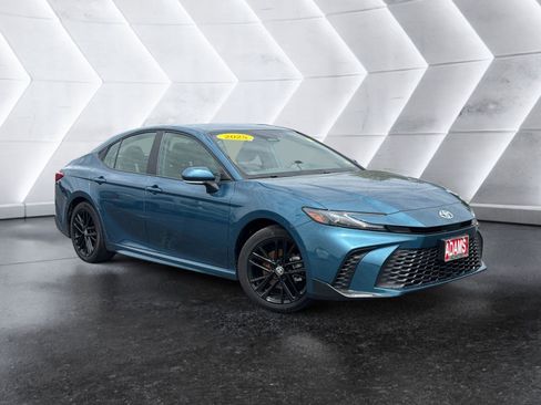 Used 2025 Toyota Camry SE FWD image 1