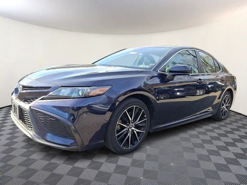 Used 2021 Toyota Camry SE image 3