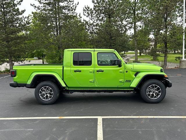 Used 2025 Jeep Gladiator Sport AWD/4WD image 2