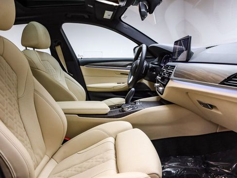 Certified 2023 BMW 530e w/ Premium Package image 18