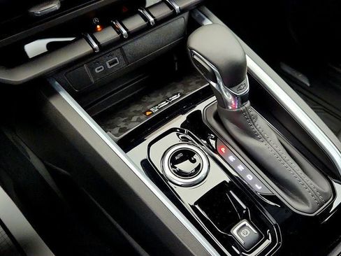 Used 2025 Chevrolet Colorado LT w/ LT Convenience Package image 16