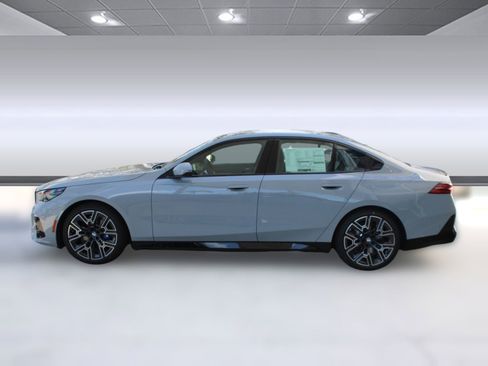 New 2026 BMW i5 eDrive40 w/ M Sport Package AWD/4WD image 2