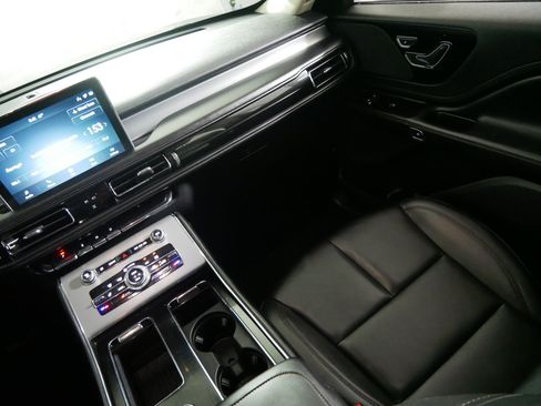 Used 2023 Lincoln Aviator AWD image 11