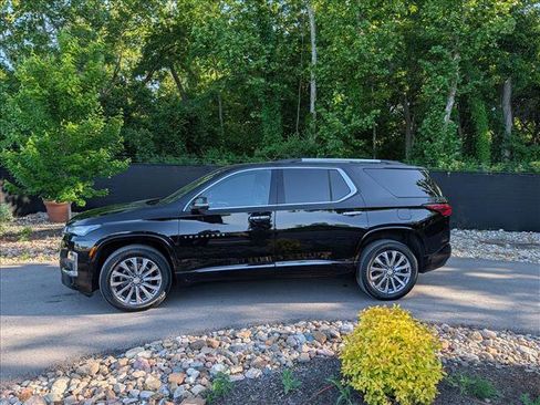 Used 2023 Chevrolet Traverse Premier AWD/4WD image 2