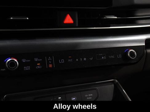 Used 2025 Kia Carnival FWD image 22