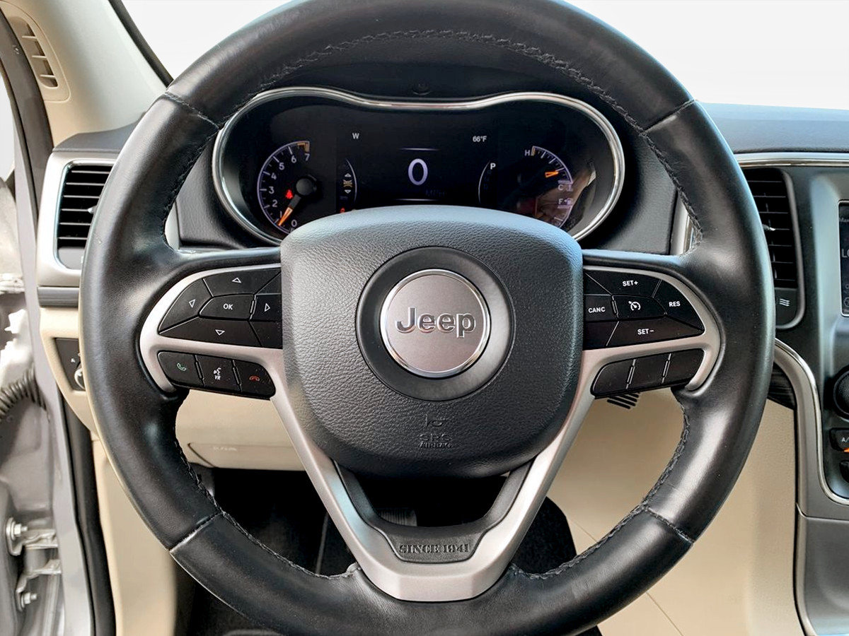 Used 2021 Jeep Grand Cherokee Laredo AWD/4WD image 17