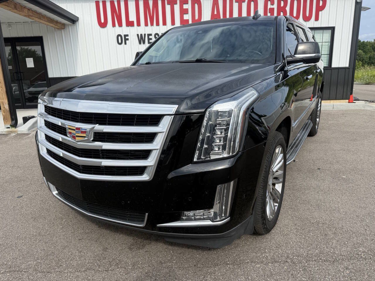 Used 2017 Cadillac Escalade ESV Luxury RWD image 2