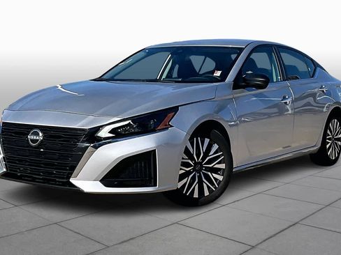 Used 2024 Nissan Altima 2.5 SV image 3