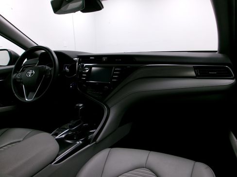 Used 2020 Toyota Camry SE image 3