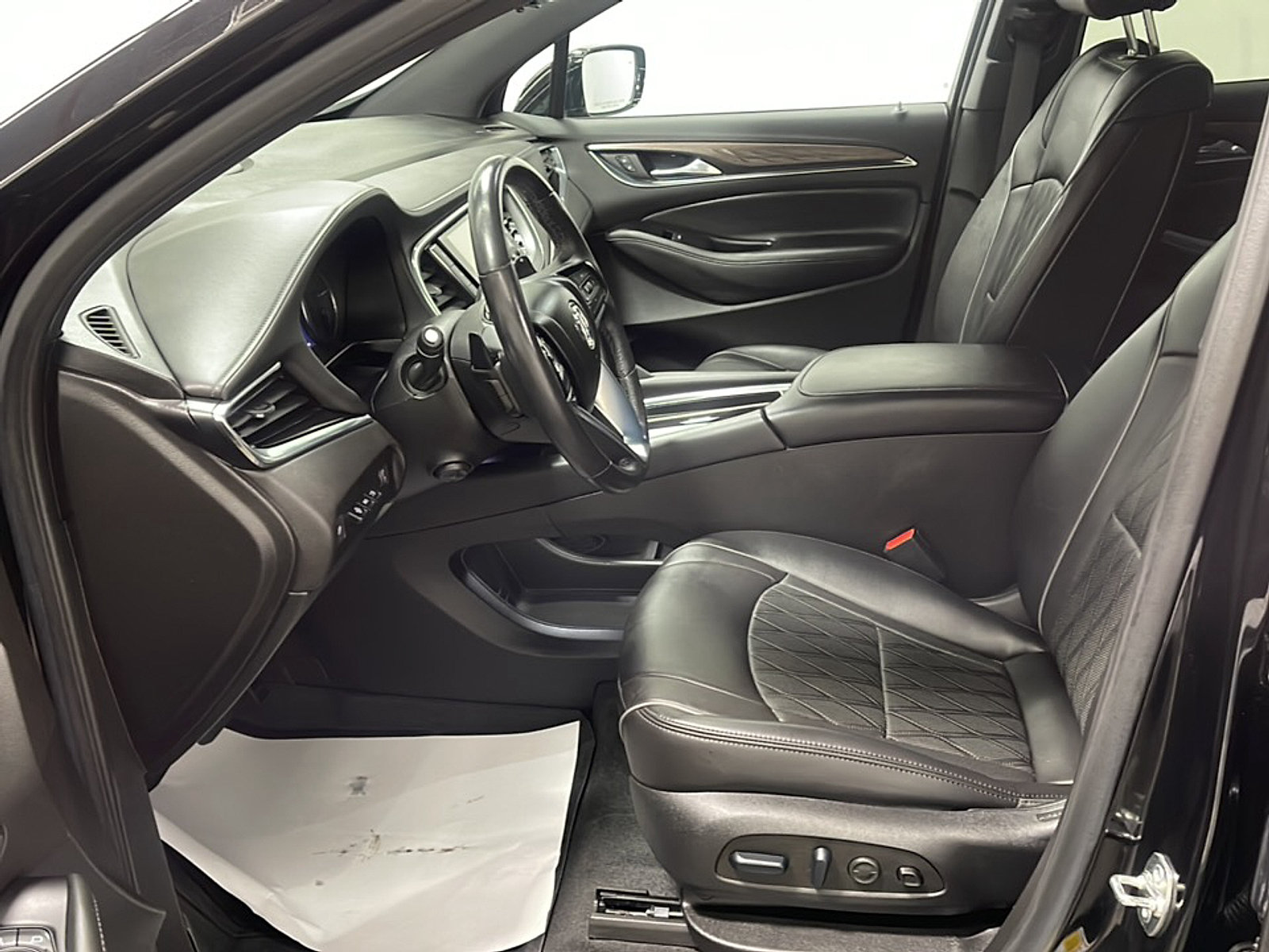 Used 2024 Buick Enclave Avenir AWD/4WD image 2