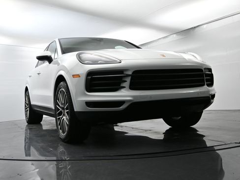 Certified 2022 Porsche Cayenne Platinum Edition image 56