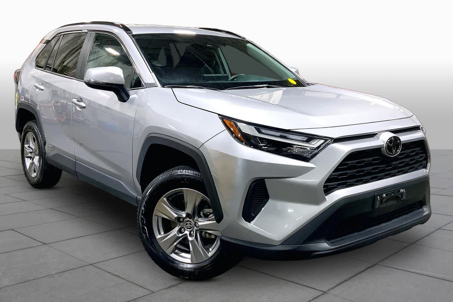 Used 2025 Toyota RAV4 XLE AWD/4WD image 3