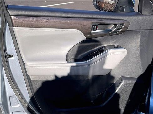 Used 2021 Toyota Highlander Limited image 23