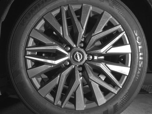 Used 2025 Nissan Altima 2.5 SV FWD image 14